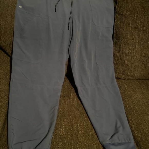 Light blue scrubs 2xl - Picture 3 of 4